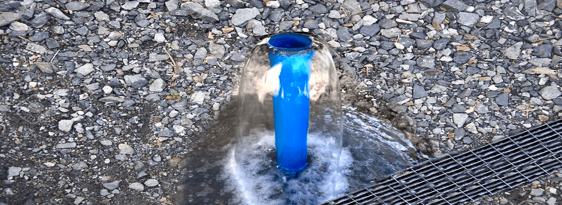 Poco Imagem de um poco jogrrando agua.