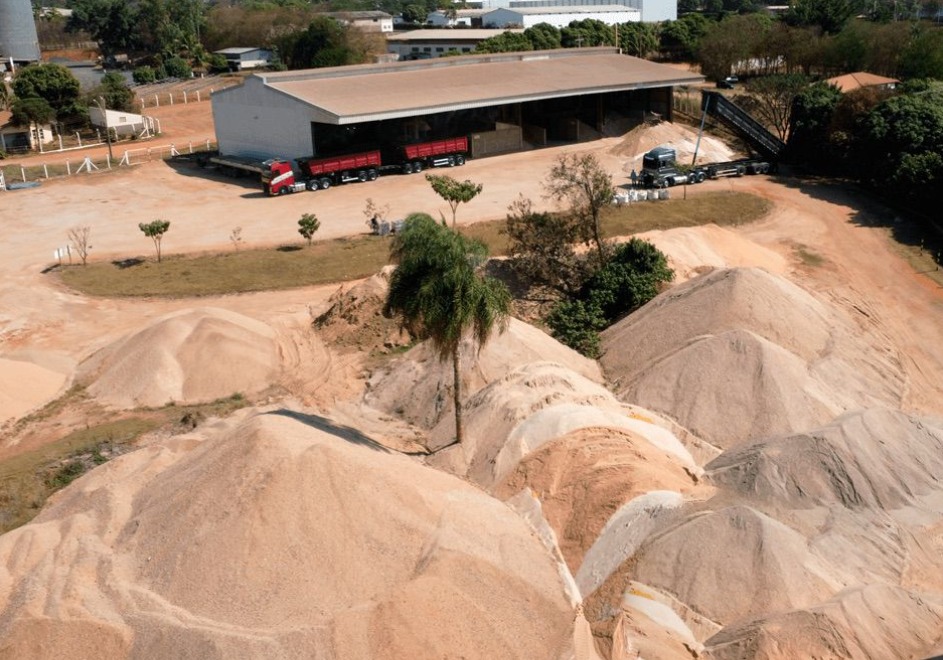 Galpão mostrando o caminhão de areia e o local de armazenamento das areias.